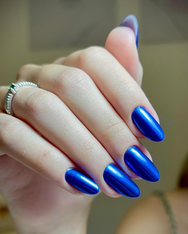 Unhas azul metálico