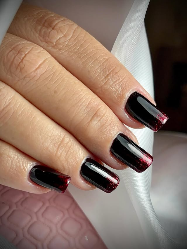 Unhas pretas com glitter vermelho