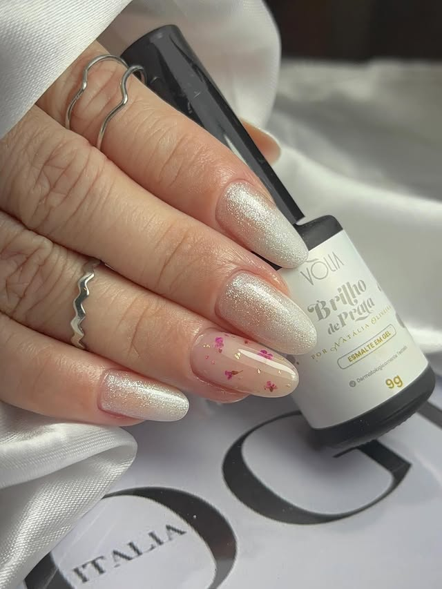 Unhas com brilho de prata