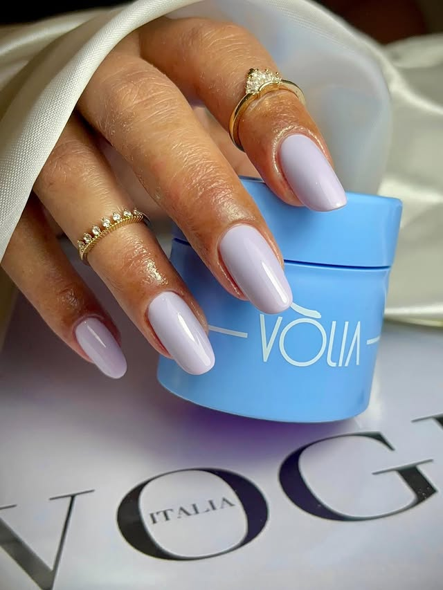 Unhas lilás cremoso